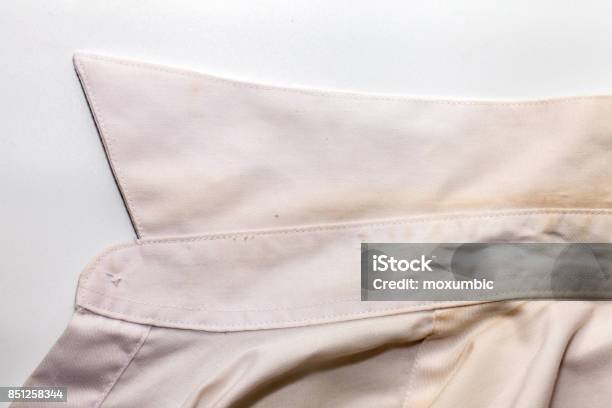 كيف تتخلّصين من اصفرار ياقة القميص؟ 5 حلول منزلية فعّالة تعيد إليه أناقته